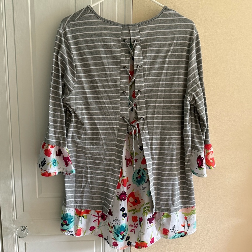 Terra and Sky Top T Shirt Size 14W (0X) Gray Stripe Floral Accents‎ - Picture 2 of 5